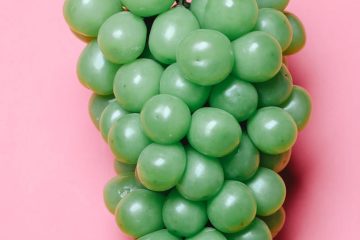 cluster of big green grapes